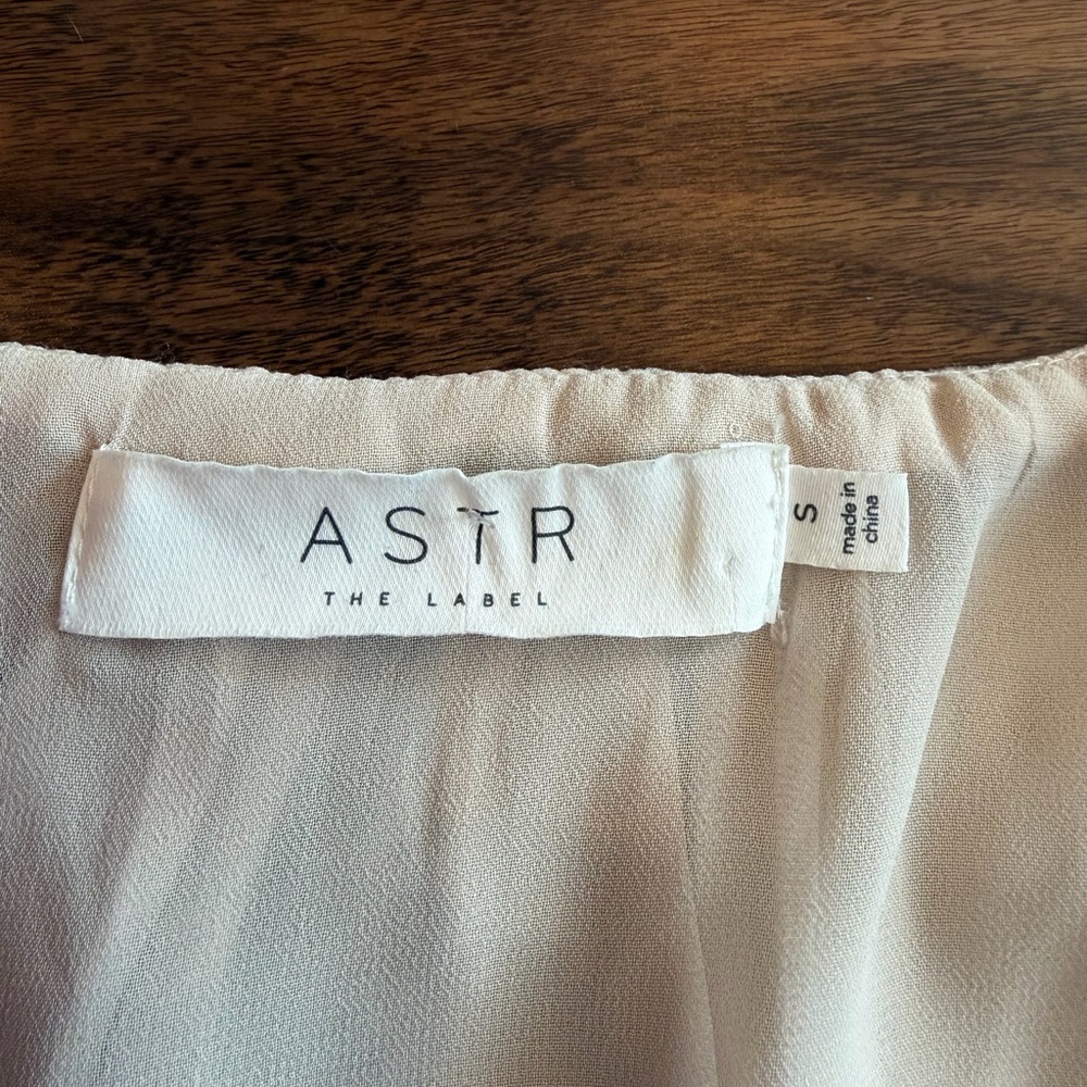 ASTR The Label Bubble Hem Champagne V-Neck Puff Sleeve Blouse Size Small - Picture 3 of 3